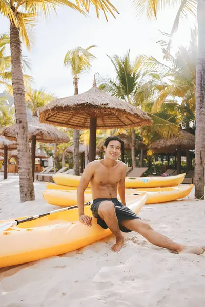 Kajakpaddling Kul Solen Äventyrsmannen Njuter Aktiv Vattensport Tropical Beach — Stockfoto