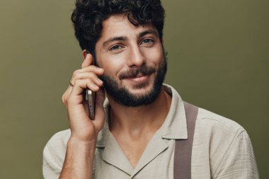 Erkek portresi mutlu yüz ifadesi kendine güvenen sakal gülümsemesi yetişkin erkek rahat erkek çekici beyaz arka plan modeli genç izole edilmiş yakışıklı beyaz adam