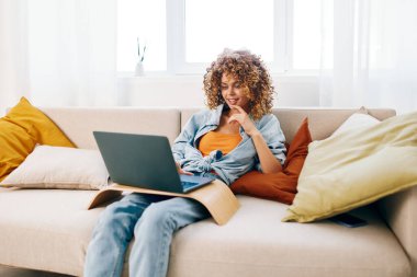 Siber Başarı: Samimi İçişleri Ofisinde Dizüstü bilgisayarda Çalışan Gülümseyen Kadın