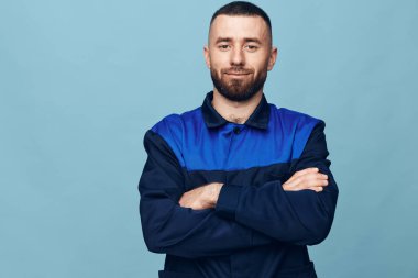 Hayat tarzı adamı havalı portresi genç stüdyo yakışıklısı arka planda izole edilmiş yetişkin ifadesi sıradan gülümseme beyaz adam.