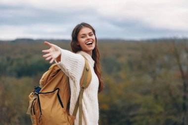 Dağ Macerası: Uçurumda Gülümseyen Kadın
