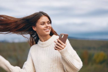 Dağ Kadını: Telefon Yaşam Tarzı, Özgürlük, Doğa, Turist Gülümsemesi.
