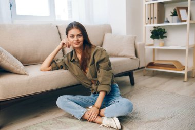 Rahat Kanepe, Mutlu Kadın: Huzurlu Oturma Odasında Modern Rahatlık