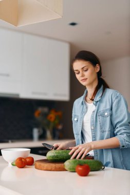 Ev Mutfağında Güzel Genç Kadın Aşçı, Taze ve Sağlıklı Vejetaryen Salatası Hazırlıyor