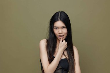 Kadınsı kadın saçı Asyalı siyah japon kuaför kuaförü çekici saç modeli portresi güzel yeşil büyüleyici moda uzun sevimli