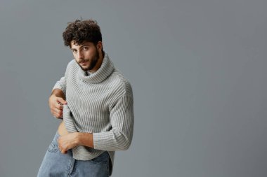 Sakallı, genç, beyaz, stüdyo tarzı, çekici yüz ifadesi, sıradan, yakışıklı, beyaz, erkek, yetişkin, portre modeli, kendine güvenen adam.