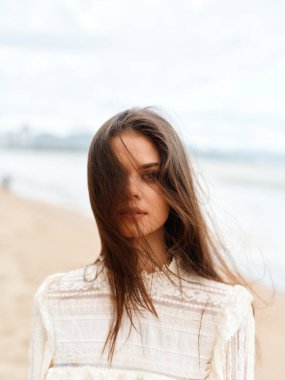 Deniz kıyısındaki yalnızlık, rüzgârlı güzellik, üzüntü ve yalnızlık.