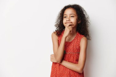 Sevimli kız ifadesi mutlu portre el çocuk fikri izole edilmiş arka plan düşünceli insan geçmişi güzel çocuklar beyaz neşeli genç kız yüzü