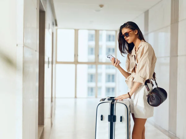 Reiziger Vrouw Met Smartphone Waiting Airport Terminal Suitcase Baggage — Stockfoto