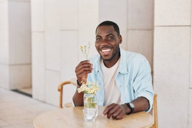 Siyah adam çekici, mutlu, genç, yakışıklı, hayat tarzı neşeli, gülümseyen, yetişkin portresi olan, sıradan, Afro-Amerikan mutluluğu.