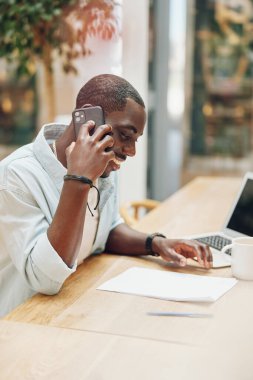 Erkek dizüstü bilgisayar girişimcisi genç, konuşan bilgisayar masası iş adamı iş adamı iletişim uzmanı erkek, yaşam tarzı profesyonel sohbet teknolojisi ofis işi Afrikalı siyahi çalışan yetişkin