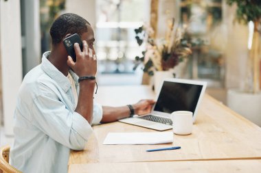 Resepsiyondaki genç insan telefon işi yetişkin oturma teknolojisi erkek iç dizüstü bilgisayar modern dizüstü bilgisayar profesyonel iş adamı ofisi