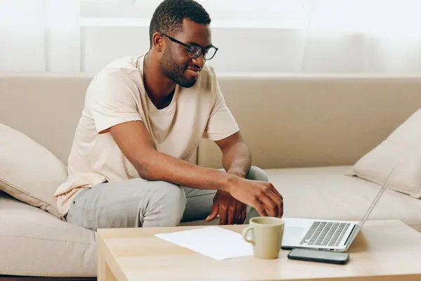Усміхнений Афроамериканський Фрілансер Який Працює Ноутбуці Сучасній Вітальні Молодий Чоловік — стокове фото