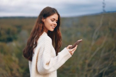 Dağ Kadını: Doğadaki Telefon Macerası