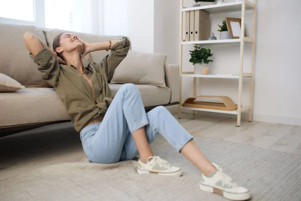 Apartamento Confortável Acolhedor Uma Mulher Feliz Relaxando Sofá Moderno Sua — Fotografia de Stock