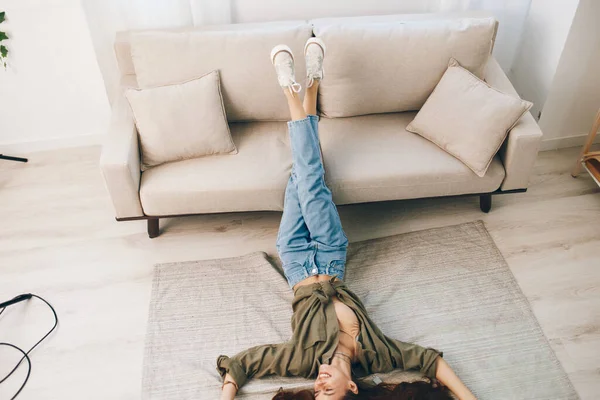 Entspannen Auf Einem Gemütlichen Modernen Sofa Einer Ruhigen Wohnung — Stockfoto