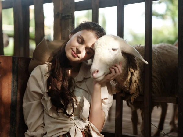 Une Jeune Femme Étreint Mouton Dans Une Clôture Près Une — Photo