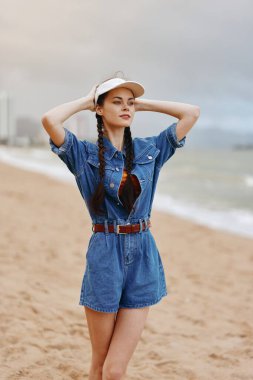 Yaz Güzelliği: Kıvırcık Saçlı, Havuç Saçlı, Şık Şapkalı ve Şık Kırmızı Elbiseli Genç Bir Kadın