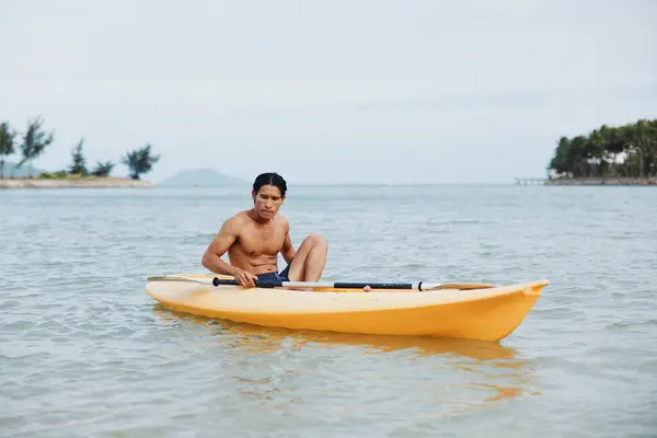 Šťastný Asijský Člověk Těší Kajak Dobrodružství Tropické Pláži — Stock fotografie