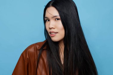 Stüdyo kadını yaşam tarzı moda neşe çekici güzellik portresi saç arka plan mutlu tatlı, kendine güvenen bayan japon mavisi gülümseme uzun Asyalı