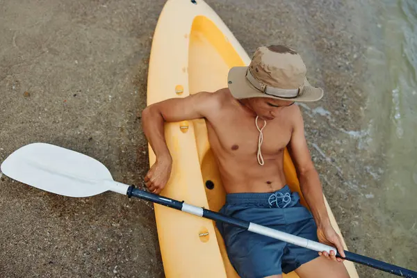 Feliz Hombre Asiático Disfrutando Aventura Kayak Playa Tropical Con Palmeras —  Fotos de Stock
