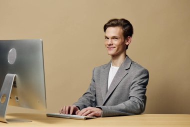 Teknoloji Tasarruf İşadamı: Modern Çalışma Ortamlarında Profesyonel Portreler Koleksiyonu