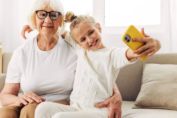 Espaço Ligação Abraçando Selfie Duas Pessoas Telefone União Avó Casa — Fotografia de Stock