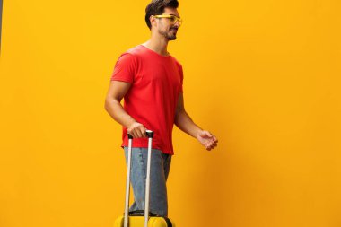 Biletçi bagaj seyahati sarı tatil hipster yaşam tarzı fotokopi uzay seyahati mutlu seyahat erkek seyahat stüdyo bavulu hafta sonu sarısı