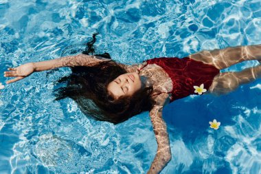 Kadın su yüzme kız kadın bikini havuzu genç mavi spor boş zaman sağlıklı ıslak yaz yaşam tarzı