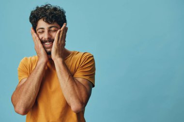 Etkileyici görünüşlü, yakışıklı beyaz portre. Ağız, yetişkin, havalı, stresli, genç, stüdyo, endişeli, çılgın adam.