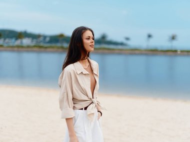 Serene Summer Beauty: Bir Plaj Tatil Köyü 'nde Mavi Okyanus' un Rahatlatıcı Tatilinden Hoşlanan Bir Beyaz Kadın