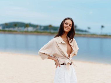 Plaj Güzeli: Genç Çekici Kadın, Mutlu ve Rahatlamış, Deniz kenarında Keyifli Yaz Tatili