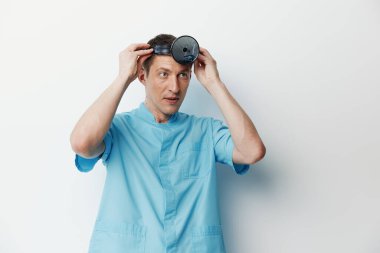 Kıdemli beyaz adam sağlık geçmişi portresi mutlu, izole, genç, yetişkin, kendine güvenen, yakışıklı, profesyonel bir iş.