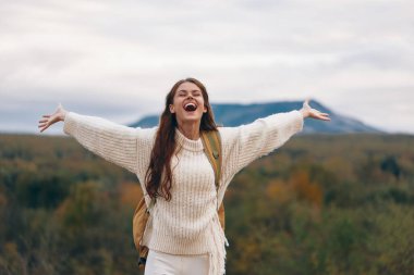 Gülümseyen Kadın Macerası: Dağ Mutluluğu ve Yaşam Tarzı Özgürlüğü
