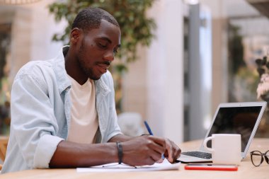 İşadamı öğrenme ciddi bilgisayar çalışma işi Afrikalı laptop kişi yetişkin genç eğitim öğrencisi siyah