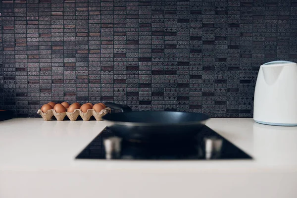 Moderne Küche Mit Edelstahlkessel Frischen Eiern Und Pfanne Auf Arbeitsplatte — Stockfoto