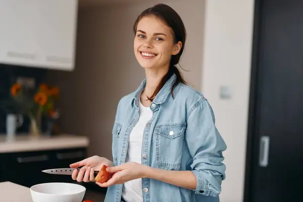 Happy Caucasian Vrouw Glimlachen Bereidt Gezond Vegetarisch Ontbijt Moderne Keuken — Stockfoto