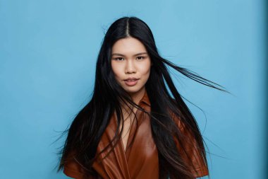 Mutlu kadın yaşam tarzı gülüşü Koreli çekici Asyalı kendine güveni olan sevimli mavi stüdyo saçı moda bayan portresi uzun Japon geçmişi