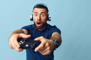 Adam eğlence teknolojisi eğlence adamı elinde genç yaşam stili joystick tutan beyaz adam oturma konsolu bağımlısı elini kontrol eden bilgisayar oyunu oyuncusu