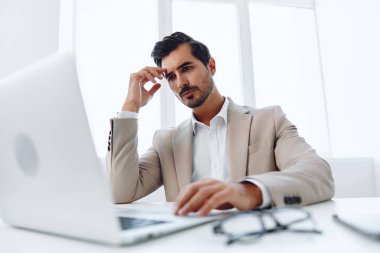 İnsan bilgisayarı mutlu iletişim yakışıklı işçi yaşam tarzı kendine güvenen online yönetici dizüstü bilgisayarı gülümseyen iş yeri teknolojisi modern ofis işi daktilo oturuyor.