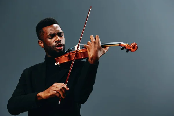Afroamerikaner Spielt Geige Schwarzen Anzug Auf Grauem Hintergrund Künstlerisches Musikperformance — Stockfoto
