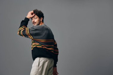 Yakışıklı moda süveter ifadesi izole edilmiş yaşam tarzı sakal izole edilmiş mutlu son moda el stüdyo gülümsemesi kopyacı uzay portresi hippi doğal