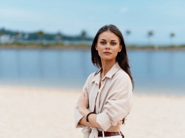 Moda Saçlı Şık Genç Kadın Şehir Sokakları 'nda Yalnız Poz Veren Zarafet ve Ciddiyetiyle