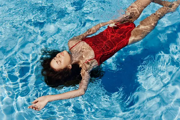 Tatillerde kadın bikini sporu tatil yaşam tarzını su altında yüzdürür. Mavi su havuzu, beyaz kız arkadaş, yaz tatili, kadın eğlencesi.