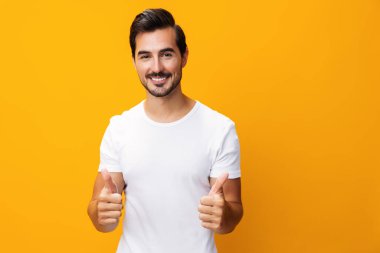 Erkek modeli beyaz stüdyo günlük yaşam tarzı portre gömleği münferit gülümseme tişörtü neşeli boş fotokopi tasarımı günlük kıyafet modelleme moda sarı kot şablon