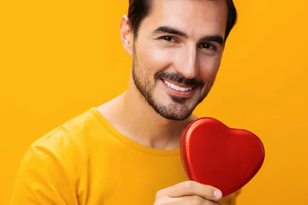 Mann Romantik Lächelnd Gelb Porträt Romantisch Herz Konzept Liebe Symbol — Stockfoto