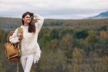 Açık havada bir dağ macerasında gülümseyen kadın