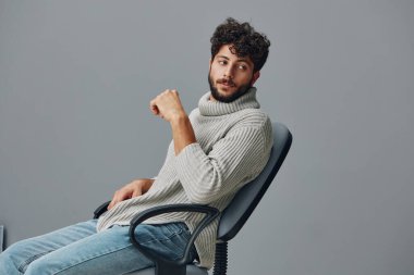 Erkek portresi, moda, yetişkin yaşam tarzı, sıradan, soyutlanmış, dışlanmış, yakışıklı, beyaz, mutlu, kendine güvenen, çekici sakallı adam.