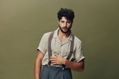 İfadeci adam moda stüdyosunun yüzü beyaz, mutlu, kendine güvenen, havalı, yakışıklı, sakallı, çekici, sıradan, genç iş modelleri.