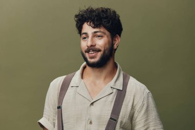 Yakışıklı erkek adam gülümsüyor stüdyo pozitif özgüven mutlu yetişkin çekici beyaz yüz beyaz yüz beyaz arka plan izole edilmiş neşeli sakal genç model portresi